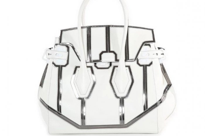 Kylie Jenner : son sac à main blanc en cuir de la marque Balmain en vente à 3 500 dollars