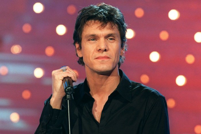 Le chanteur Marc Lavoine dans l'émission Vivement Dimanche en 2000