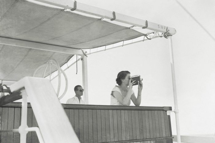 La reine Elizabeth II qui filme l'arrivée d'un bateau en 1947