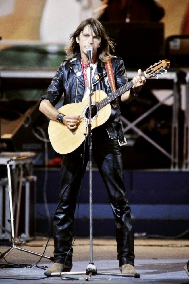 Renaud, jamais sans guitare, en 1984
