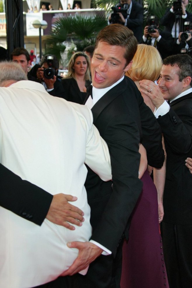 Brad Pitt n'hésite pas à tripoter son producteur à Cannes