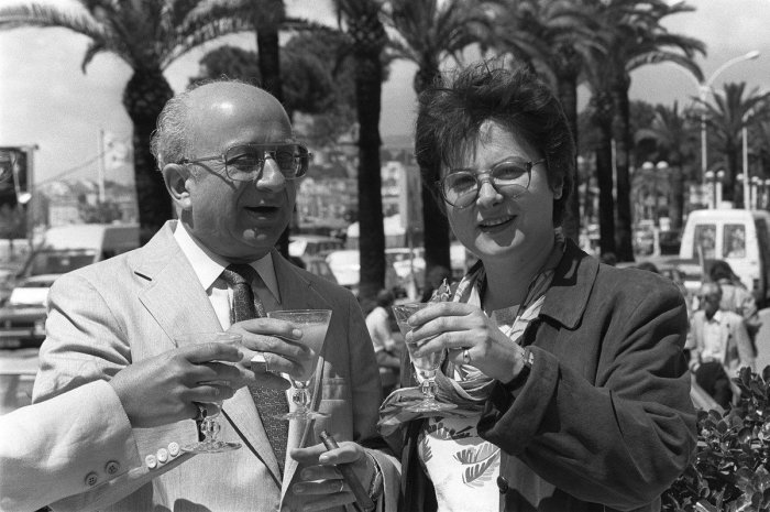 Josiane Balasko porte un toast à Cannes en 1984