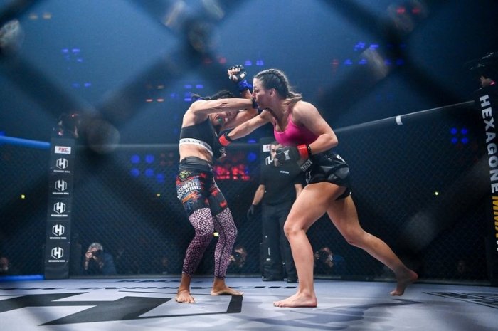 Lucie Bertaud face à son adversaire dans la cage de MMA