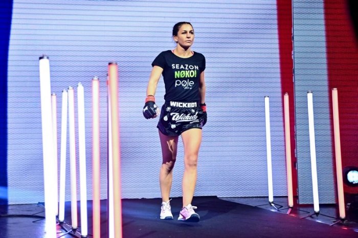 Lucie Bertaud concentrée avant son entrée dans la cage de MMA