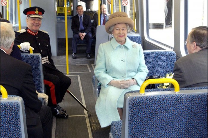 Elizabeth II prend le métro