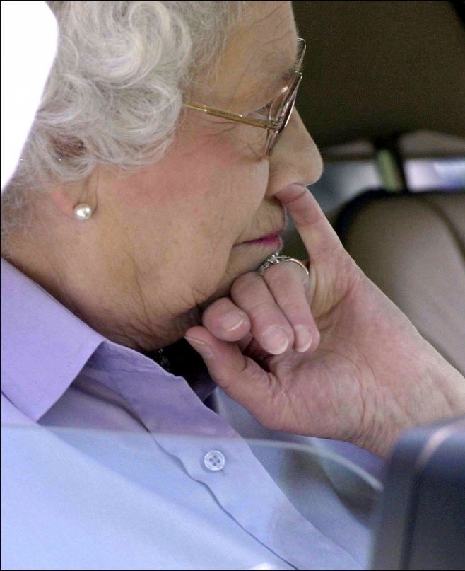 Elizabeth II semble à l'aise dans sa voiture