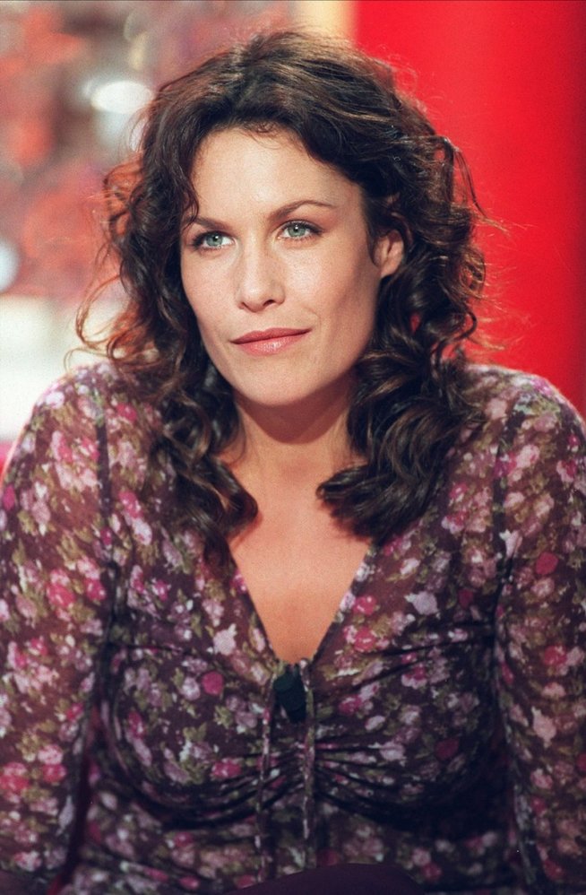 Astrid Veillon invitée dans Vivement Dimanche en 2000