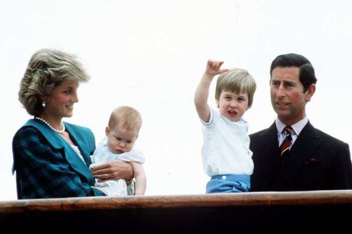 Lady Diana et le prince Charles, avec leurs deux enfants en 1985