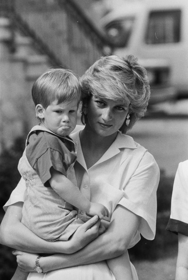 Le jeune prince Henry dans les bras de Lady Di en 1987