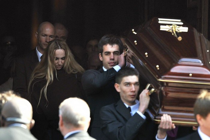 Le cercueil sortant de l'église