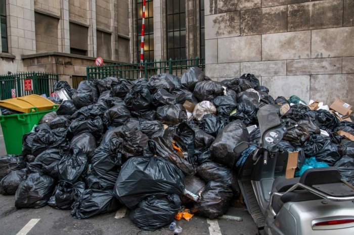 Des tas de sacs-poubelle s'entassent à Paris