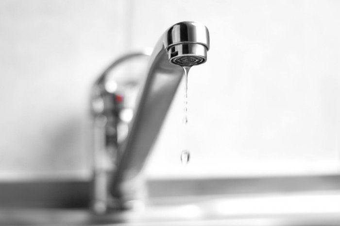 Sous quelles conditions votre employeur peut-il supprimer l’eau chaude ? 