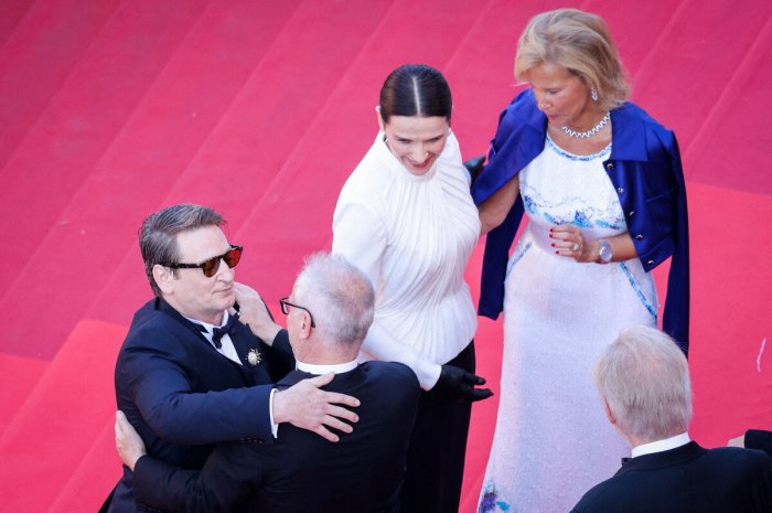 Juliette Binoche et Benoit Magimel montent les marches de Cannes 