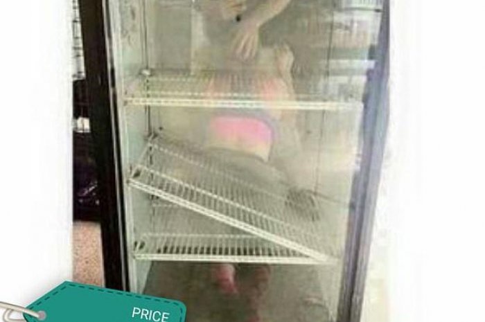 Le reflet de ce réfrigérateur montre quelque chose de très intime !