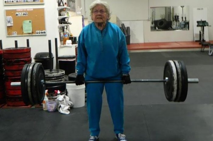 Cette grand-mère est plus forte que vous !