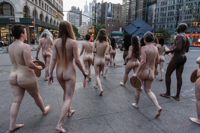 Direction : le siège de Facebook ! Le but de ce rassemblement ? Manifester contre la politique de censure de la nudité féminine artistique sur le réseau social !