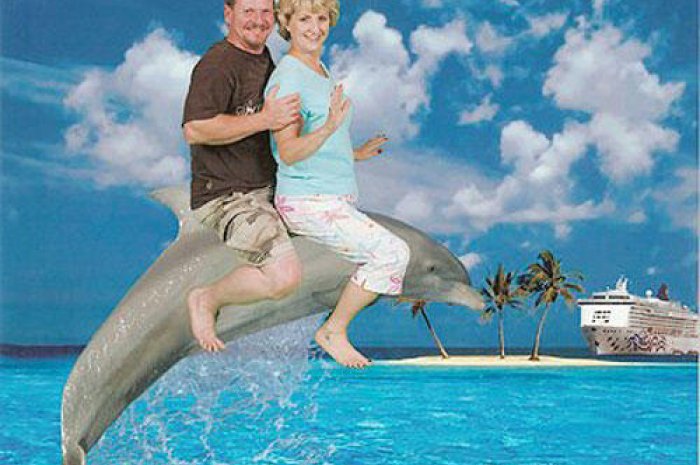 Ce dauphin est sacrément costaud pour transporter un couple sur son dos