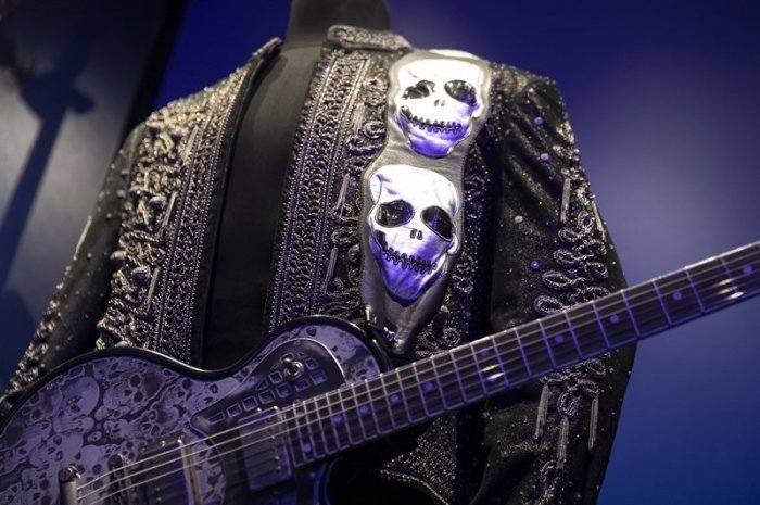 Une veste et une guitare avec des têtes de mort
