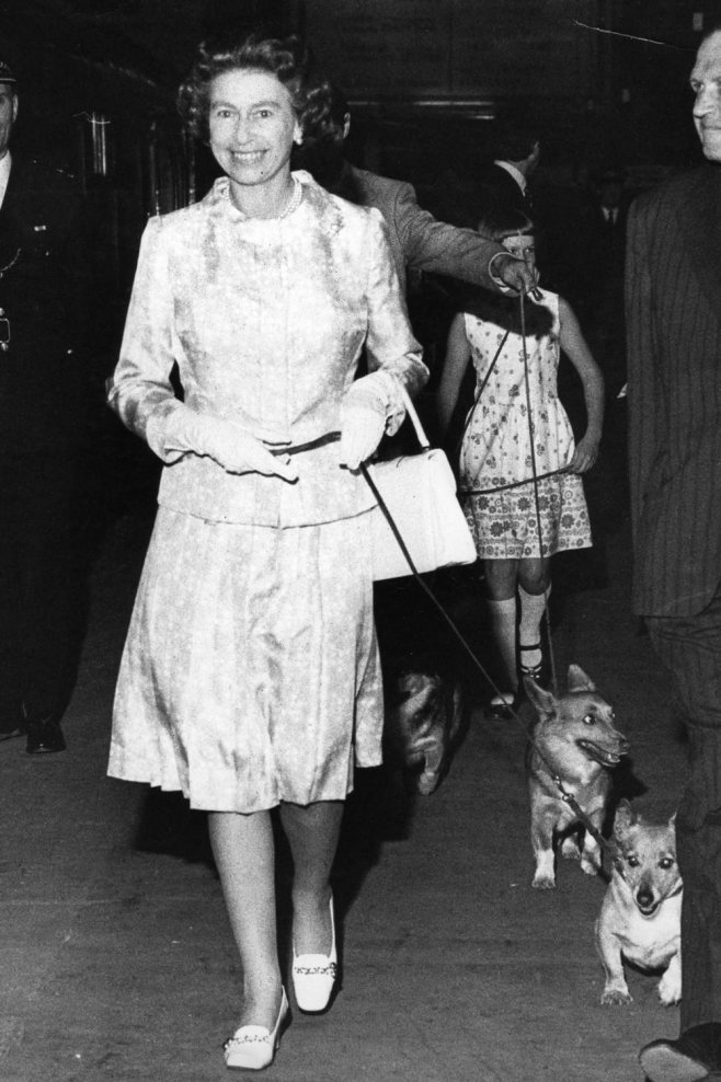 Elizabeth II qui promène ses corgis en 1975