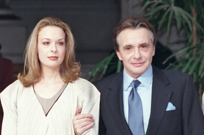 Michel Sardou au bras de sa fille Cynthia en 1999 