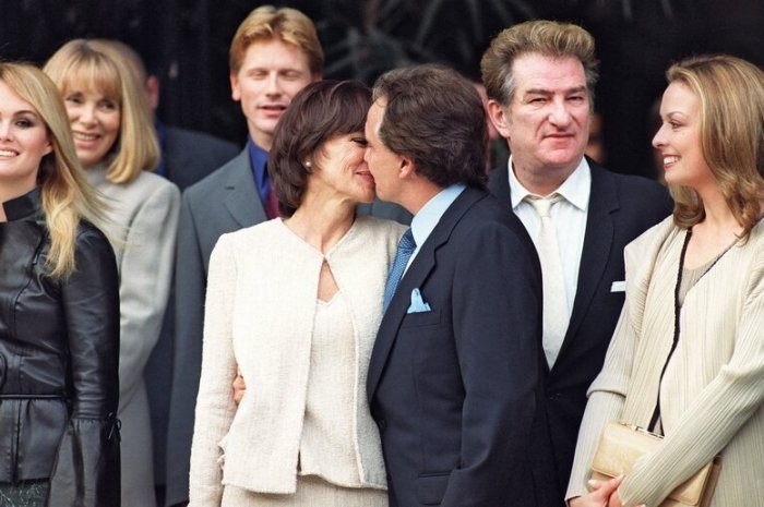 Mariage de Michel Sardou et Anne-Marie Périer : tendre baiser à la mairie