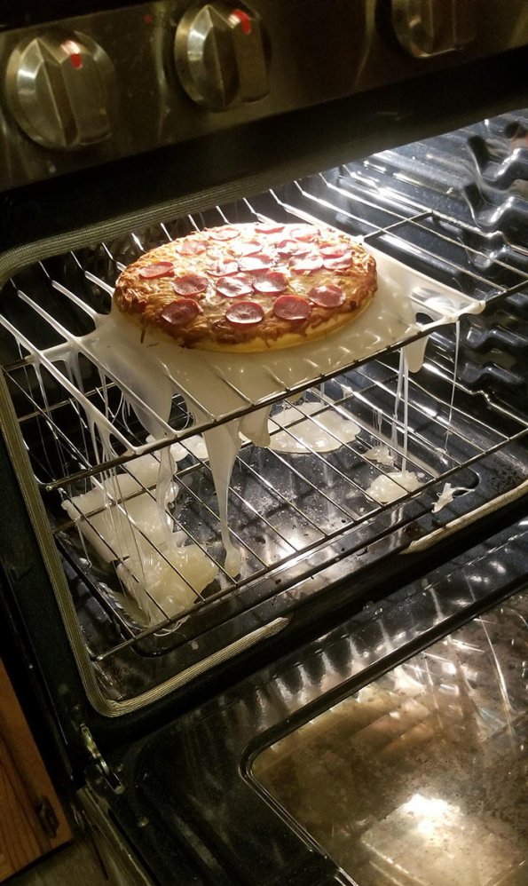 Mettre&nbsp;la pizza avec un support en plastique au four ? Mauvaise idée