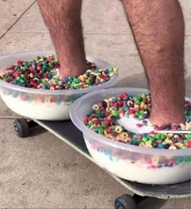 Faire du skateboard... avec des bols de céréales aux pieds