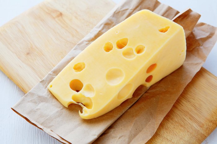 Pourquoi il y a des trous dans certains fromages