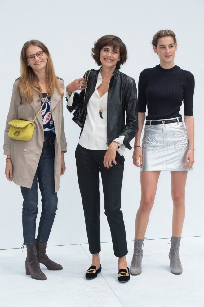 Inès de la Fressange et ses deux filles au défilé Chanel en 2014