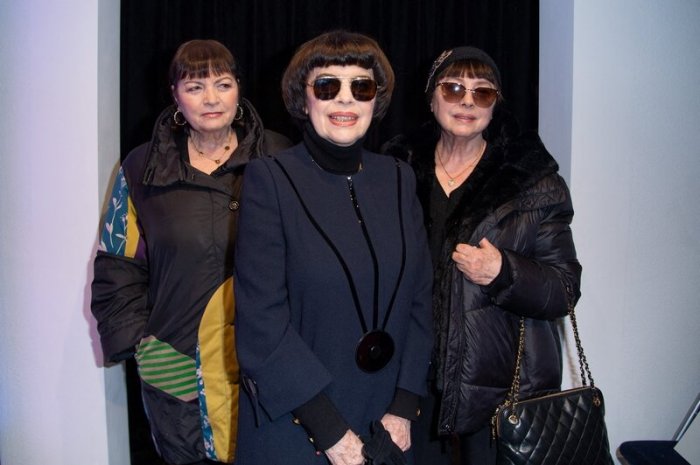 Mireille Mathieu et ses sœurs invitées au défilé Pierre Cardin