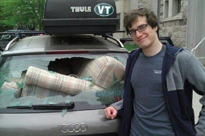 Cette personne est fière d'avoir réussi à rentrer le canapé dans sa voiture...