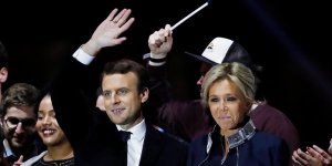 Photo de famille de Macron : qui était le mystérieux homme à la casquette derrière lui ? 