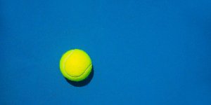 Ménage : l'astuce de la balle tennis pour un sol impeccable