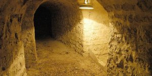 Sombres catacombes, cryptes mystérieuses… Découvrez les 10 lieux les plus mystérieux de France