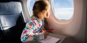 Voyage en avion : pourquoi faut-il éviter la place côté hublot ?