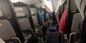 Insolite : des passagers d'un avion voyagent avec un cadavre 