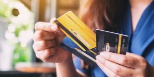 Vacances : ces cas insoupçonnés où votre carte bancaire peut vous sauver