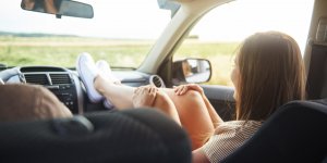 A-t-on le droit de mettre les pieds sur le tableau de bord en voiture ?