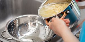 Eau des pâtes : 7 bonnes raisons pour ne plus la jeter dans l'évier