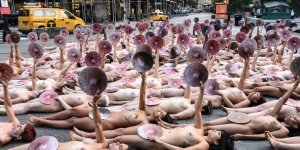 Insolite : des modèles posent nus pour dénoncer la censure de Facebook