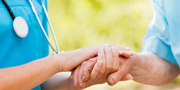 Aide-soignante à domicile, infirmière à domicile : quelle prise en charge choisir pour vos aînés ?