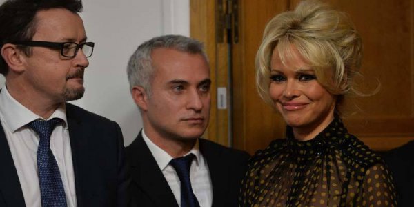 Photos : Pamela Anderson fait le buzz à l'Assemblée nationale !