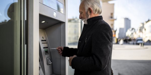 Distributeur de billets : les 7 cas où votre carte bancaire peut être avalée