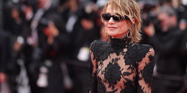 Isabelle Huppert à la pointe de la mode : ses looks canons sur le tapis rouge
