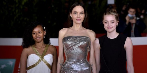 Angelina Jolie : découvrez toutes ses apparitions canons aux bras de ses enfants