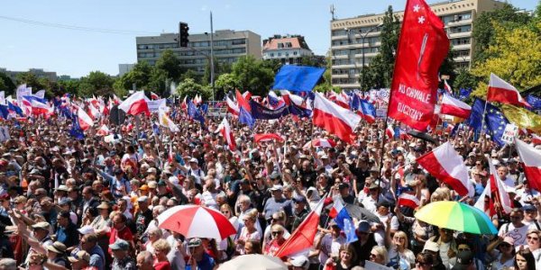 Pologne : un demi-million de personnes manifestent à Varsovie contre le gouvernement