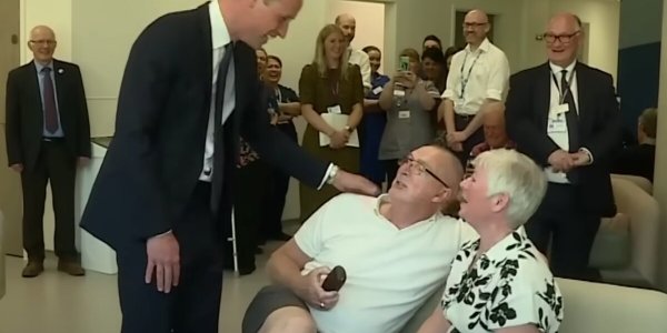 “Votre femme n’est pas mal” : le Prince William rencontre un patient plein d’humour lors de sa visite dans un hôpital (VIDEO)