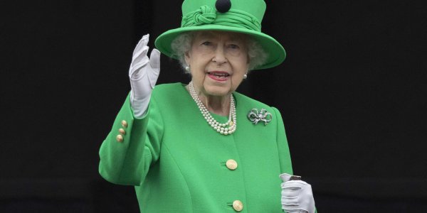 Elizabeth II : pourquoi sa dernière apparition au balcon de Buckingham a failli ne pas se produire