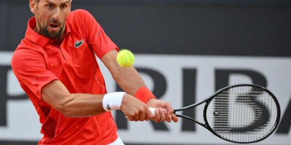 Novak Djokovic assommé par une gourde après sa victoire contre le Français, Corentin Moutet : la vidéo choc