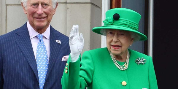 Elizabeth II “à bout de force” pour sa dernière apparition officielle : elle a voulu faire plaisir à Charles…